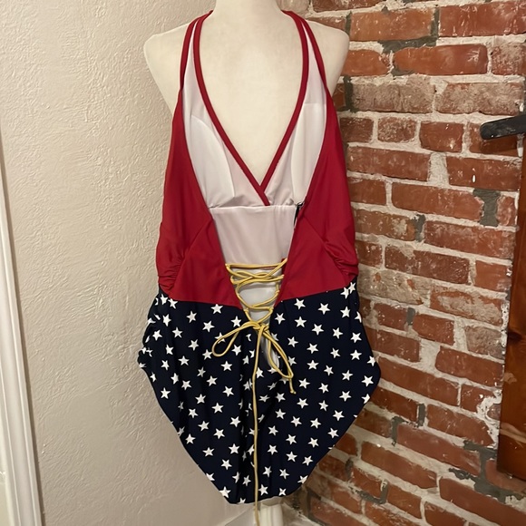 HOT TOPIC - Her Universe DC Comics Wonder Woman Swimsuit Plus Size - Picture 9 of 10